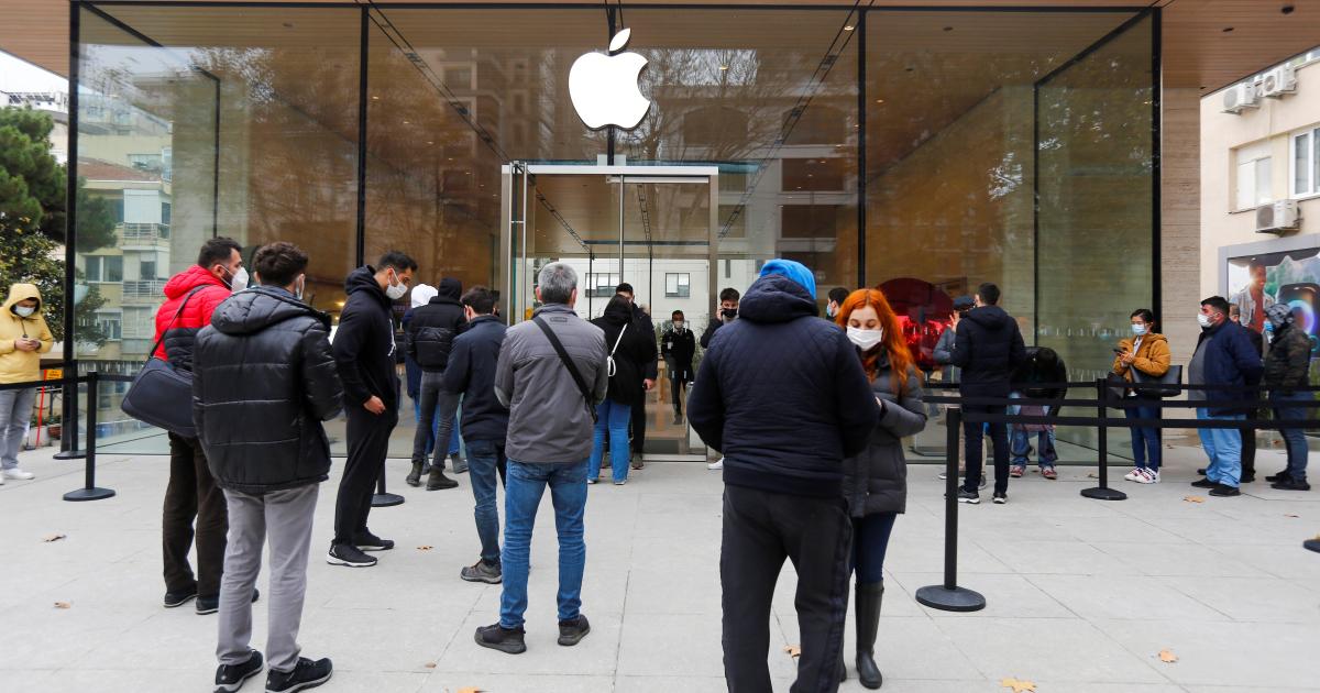 Private: Apple halts sales in Turkey as the lira crashes