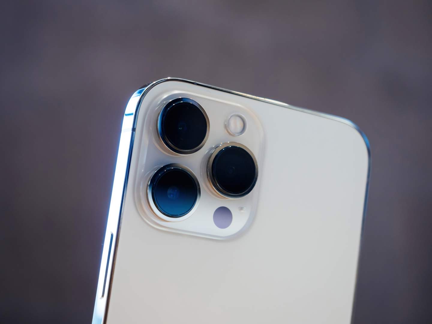 iPhone 15 camera will fold in new zoom claims analyst