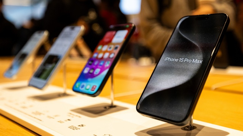 iPhone 15s lined up in a retail display