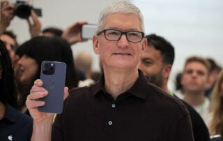 Trump threatens 25 percent tariff on iPhones manufactured overseas