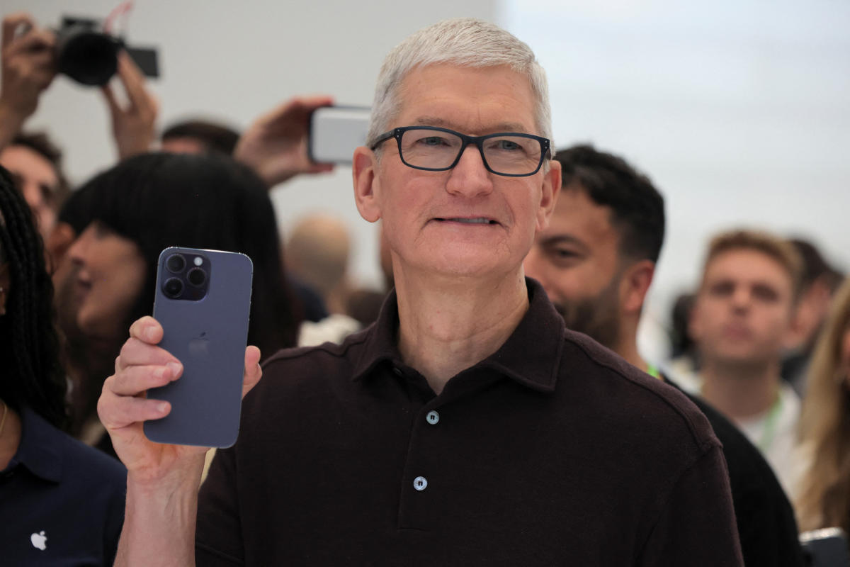 Trump threatens 25 percent tariff on iPhones manufactured overseas