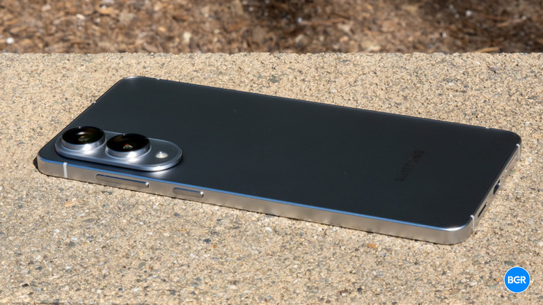 Galaxy S25 Edge: Rear camera module and profile.