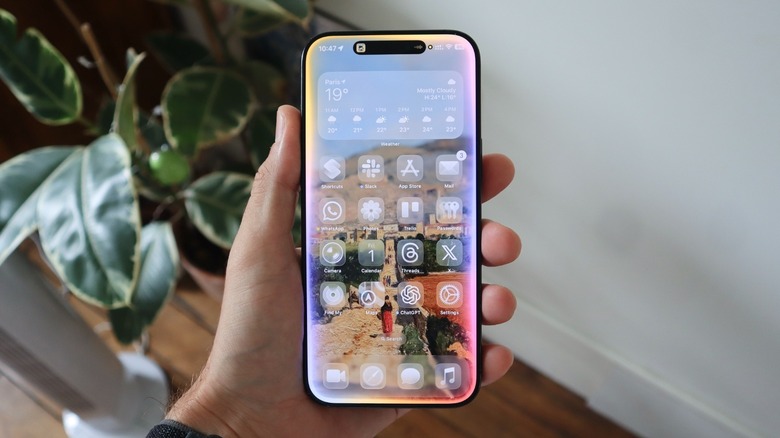 iOS 26 new Home Screen with the Siri animation on
