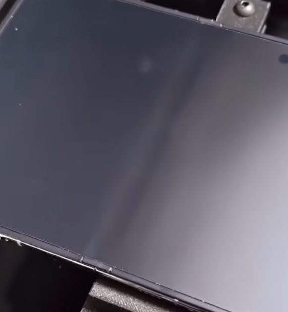 The iPhone Duo crease while off