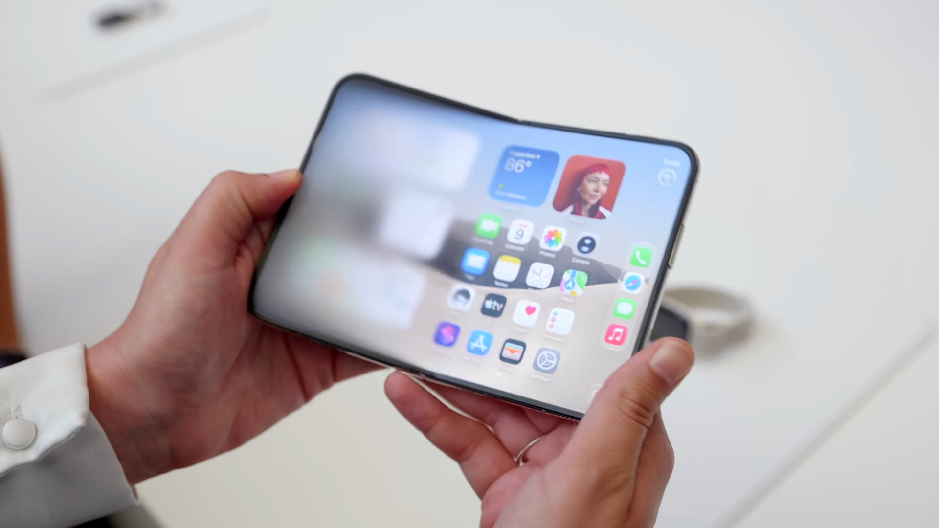 The blurred transition effect on the iPhone Duo's inner screen as it's opened.